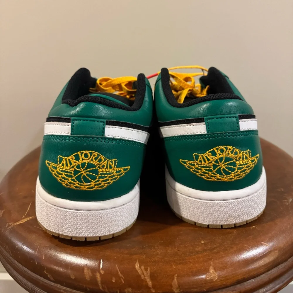 AIR JORDAN 1 LOW SE
"HOLIDAY SPECIAL - MALACHITE GREEN" - Picture 6 of 14